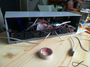 Sul retro della radio faccio uscire anche un cavo USB connesso all'Arduino in modo da poterlo riprogrammare senza aprire tutto